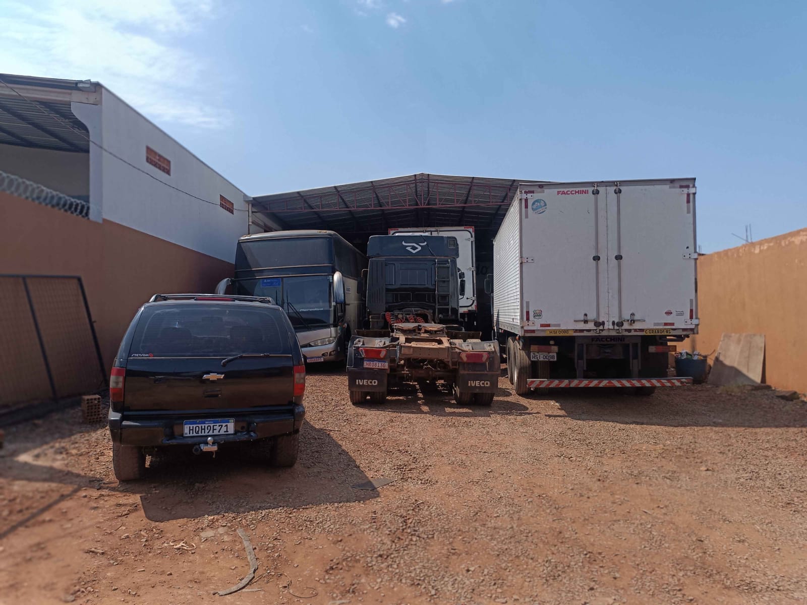 Oficina em manutenção de caminhões